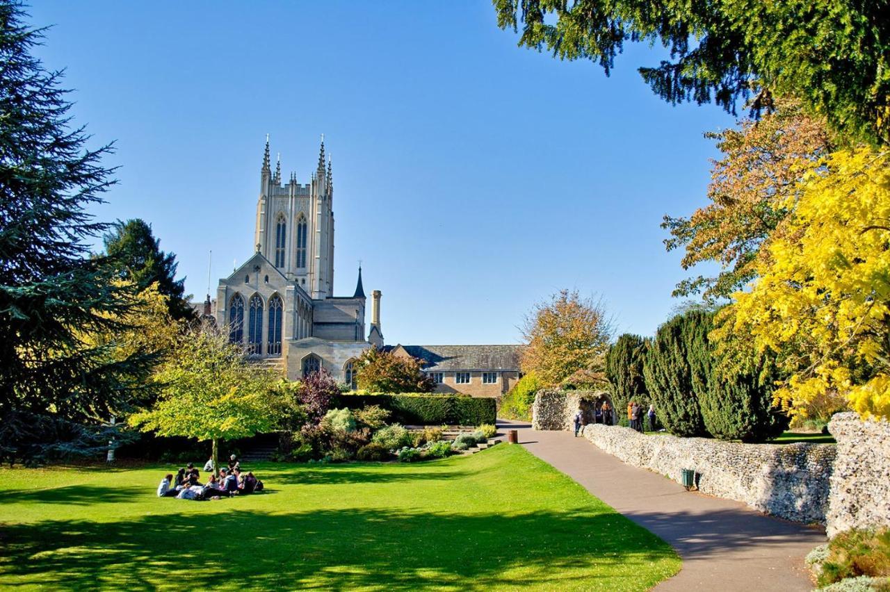 Luxurious Victorian Villa With Parking Sleeps Six Bury St. Edmunds Kültér fotó